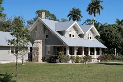 Casa branca com palmeiras